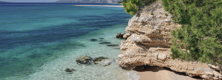 Playa con aguas turquesas