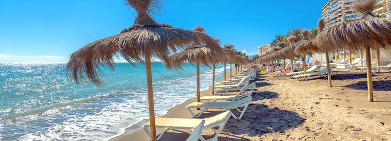 Playa de aguas turquesas en Marbella - Disfruta de la costa marbellí con un alquiler vacacional en Marbella de NOVASOL