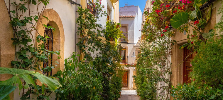 Típica callejuela andaluza - reserva tu alquiler vacacional en Frigiliana y pasea por sus hermosas calles empedradas