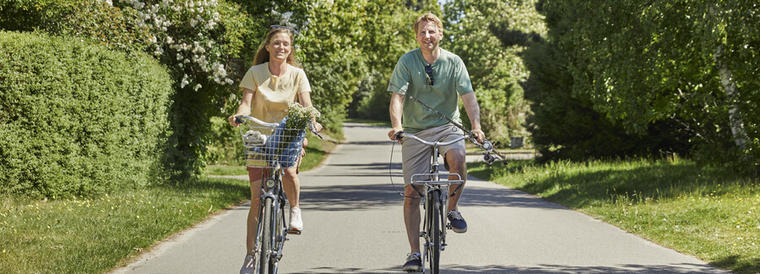 Pareja paseando en bicileta