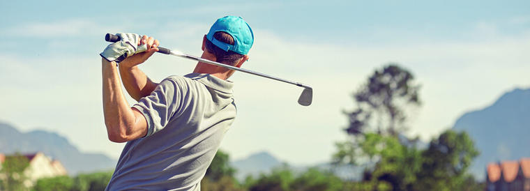 Golfista dando un golpe con un palo en el campo durante sus vacaciones de verano