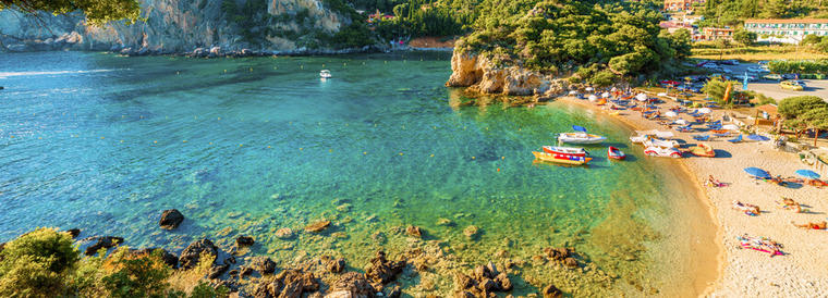 Playa de Paleokastritsa en Corfu - Reserva tu alquiler vacacional en las islas griegas y disfruta de estas maravillosas playas.