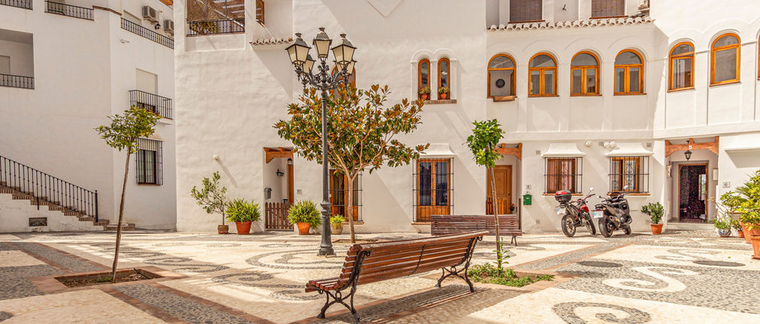 Plaza empedrada en Frigiliana